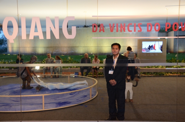 Inventor Wu Yulu at Da Vincis do Povo.  Photo by Cai Canhuang, courtesy Cai Studio.